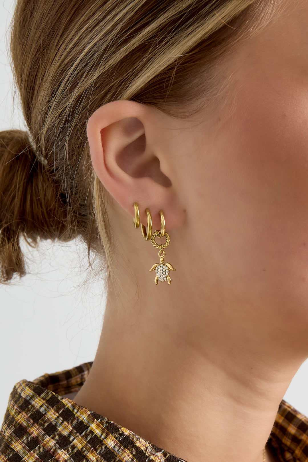 Pendientes con una tortuga colgante