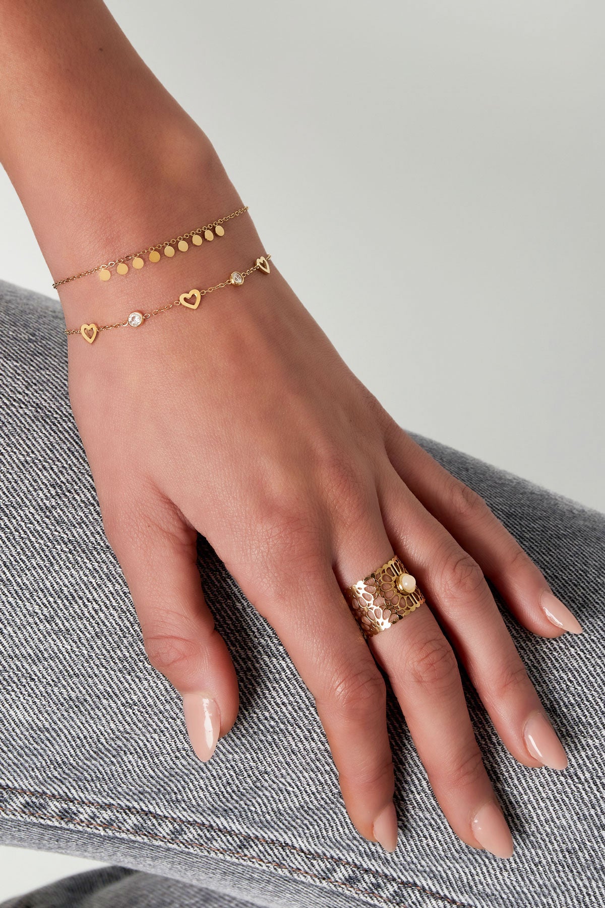 pulsera con dijes de corazón y diamantes