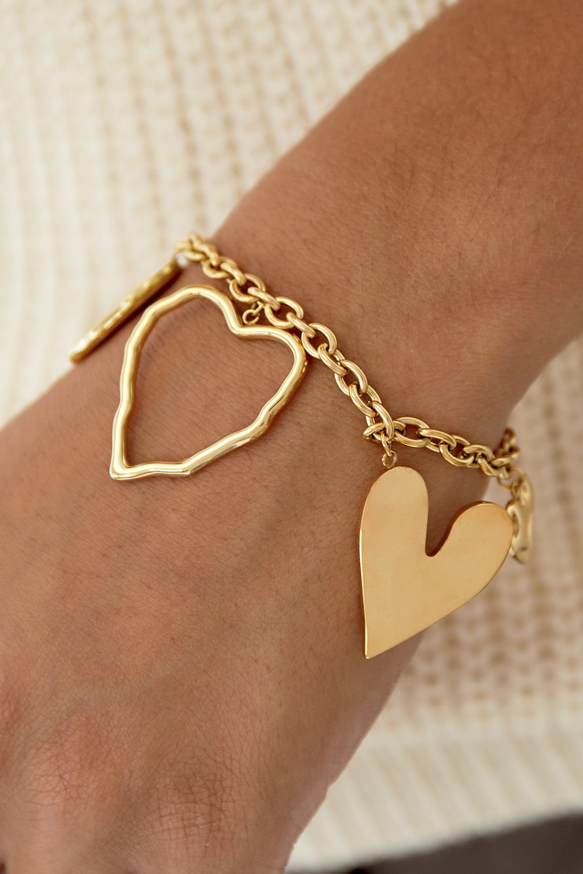 pulsera con una declaración de corazón