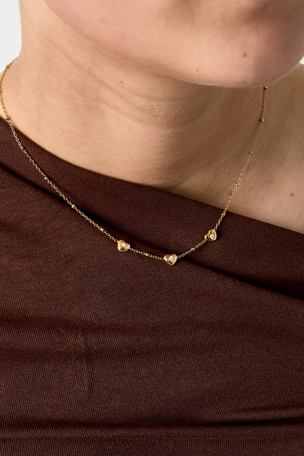 Collar con cuentas y corazones con piedra