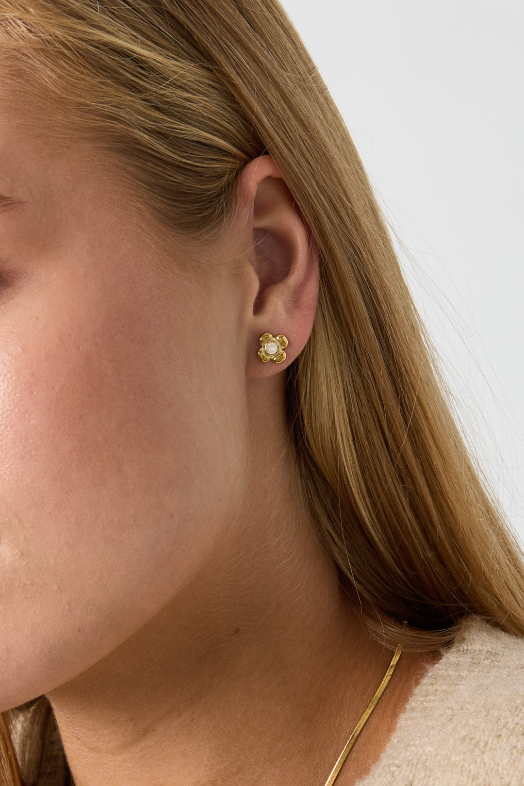 Pendientes de botón de acero inoxidable con diseño floral, estilo casual y sencillo, para mujer.