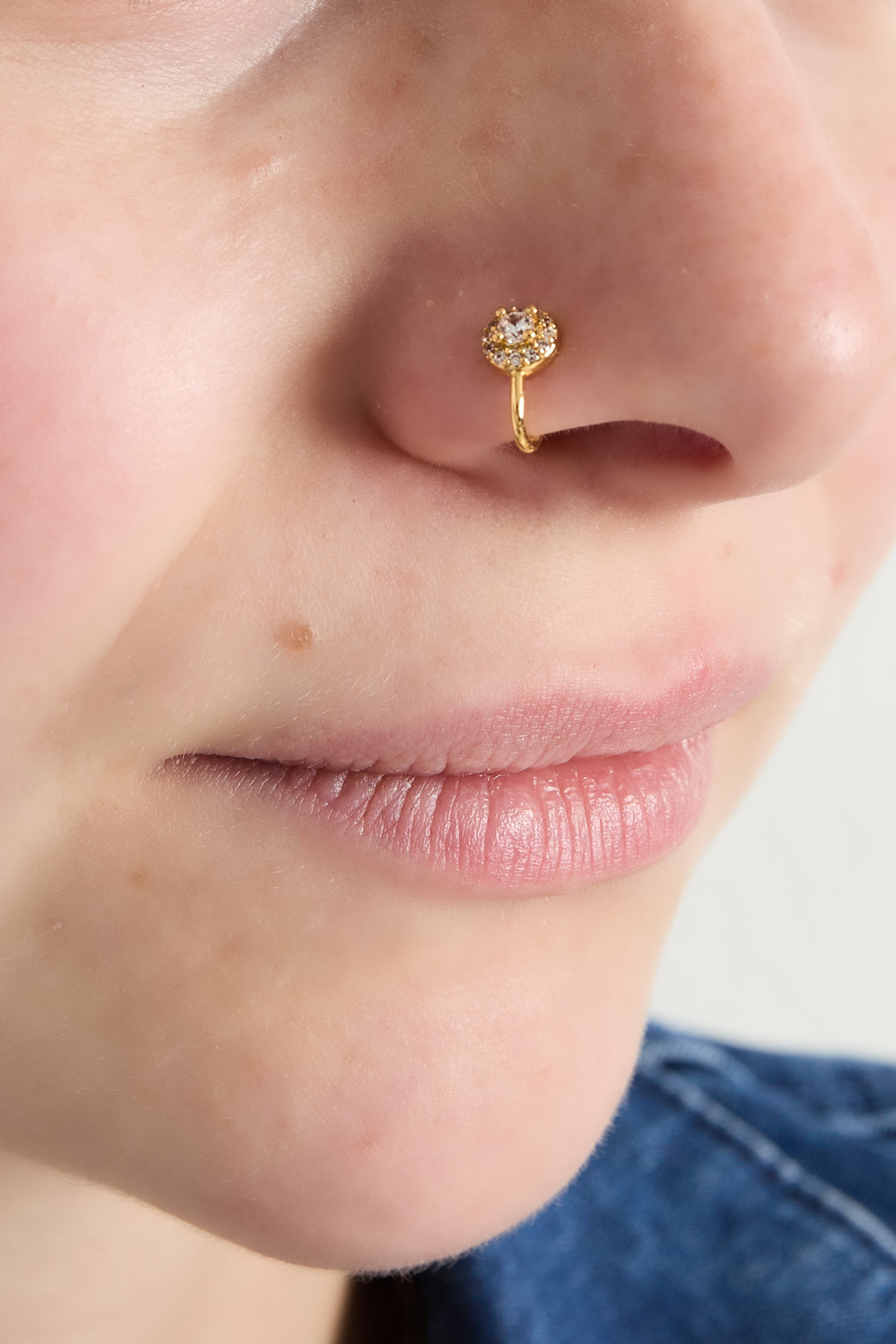 Puño para nariz y oreja brillante