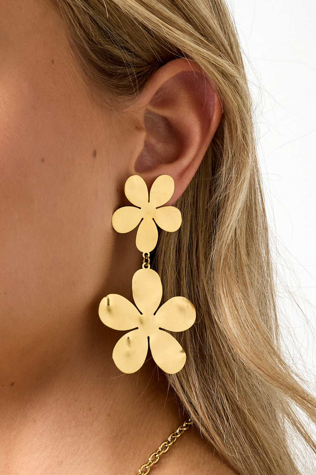Stylish Gold Drop Earrings for All Occasions