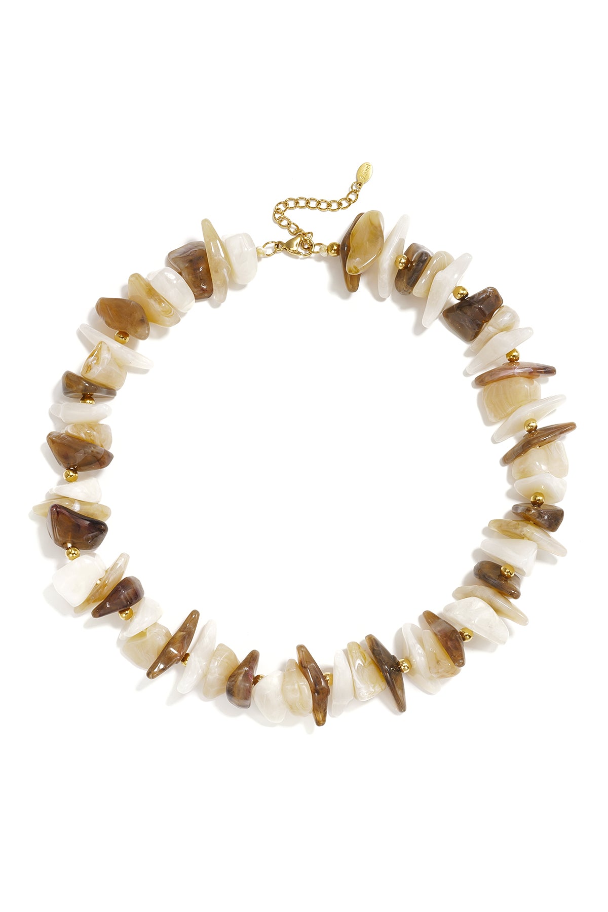 Collar de cuentas con piedras de diferentes formas y colores.