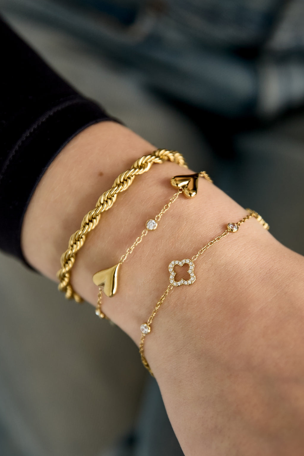 Pulsera con calado e incrustaciones de tréboles y piedras.