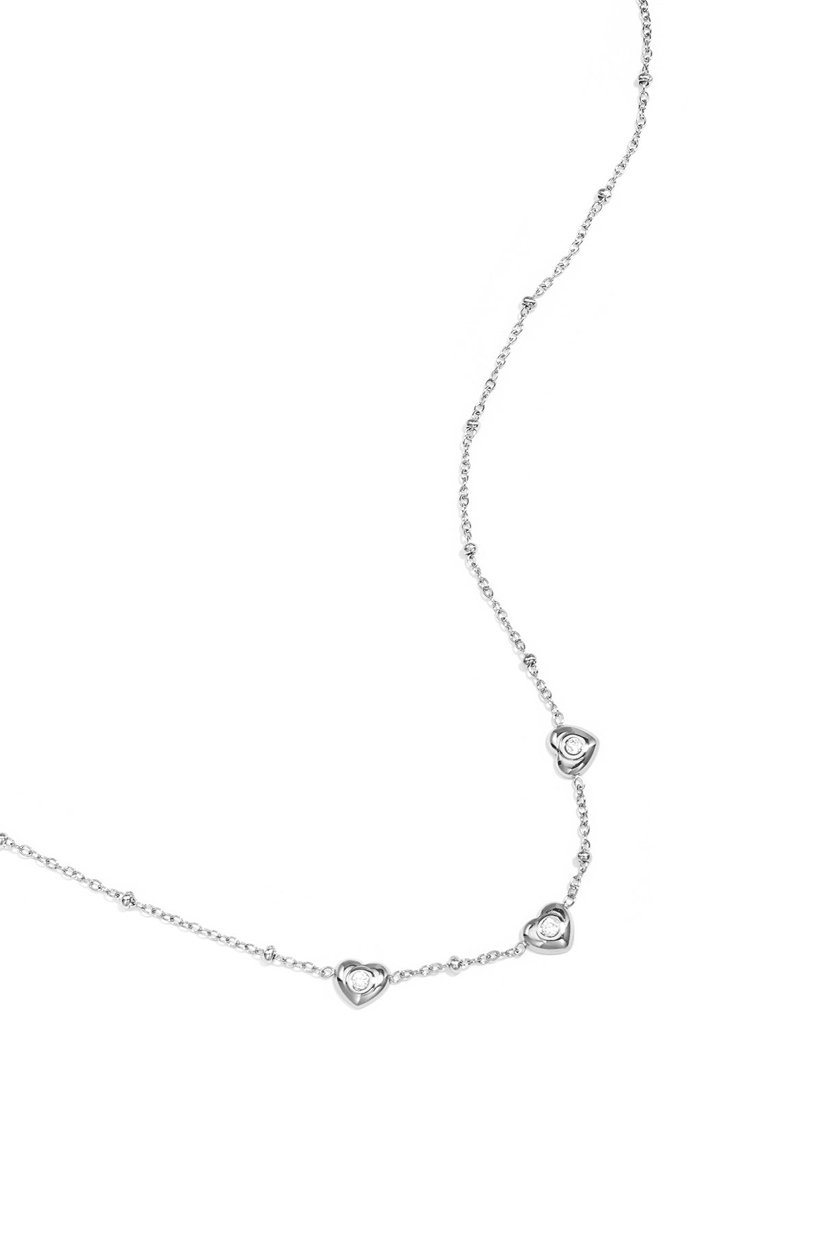 Collar con cuentas y corazones con piedra