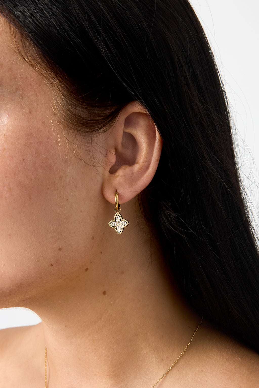 Pendientes colgantes de acero inoxidable con un trébol de cuatro hojas, una joya sencilla para el día a día de la serie Simple para mujer.