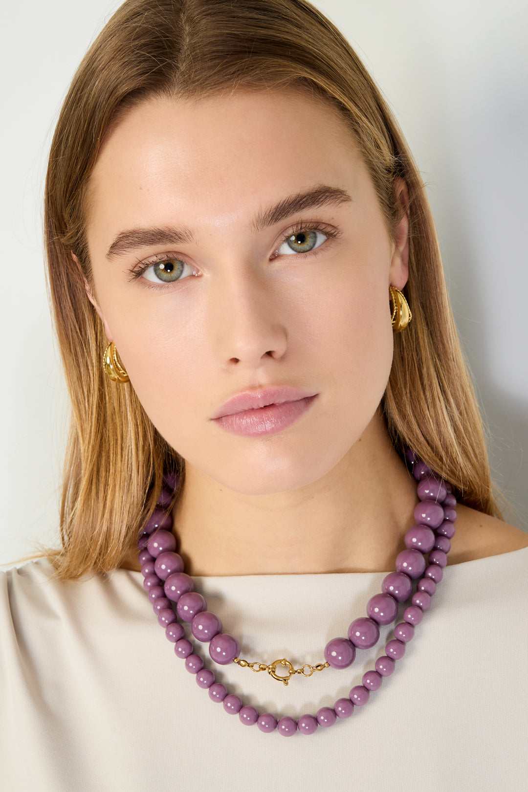 Collar con cuentas grandes y cierre frontal