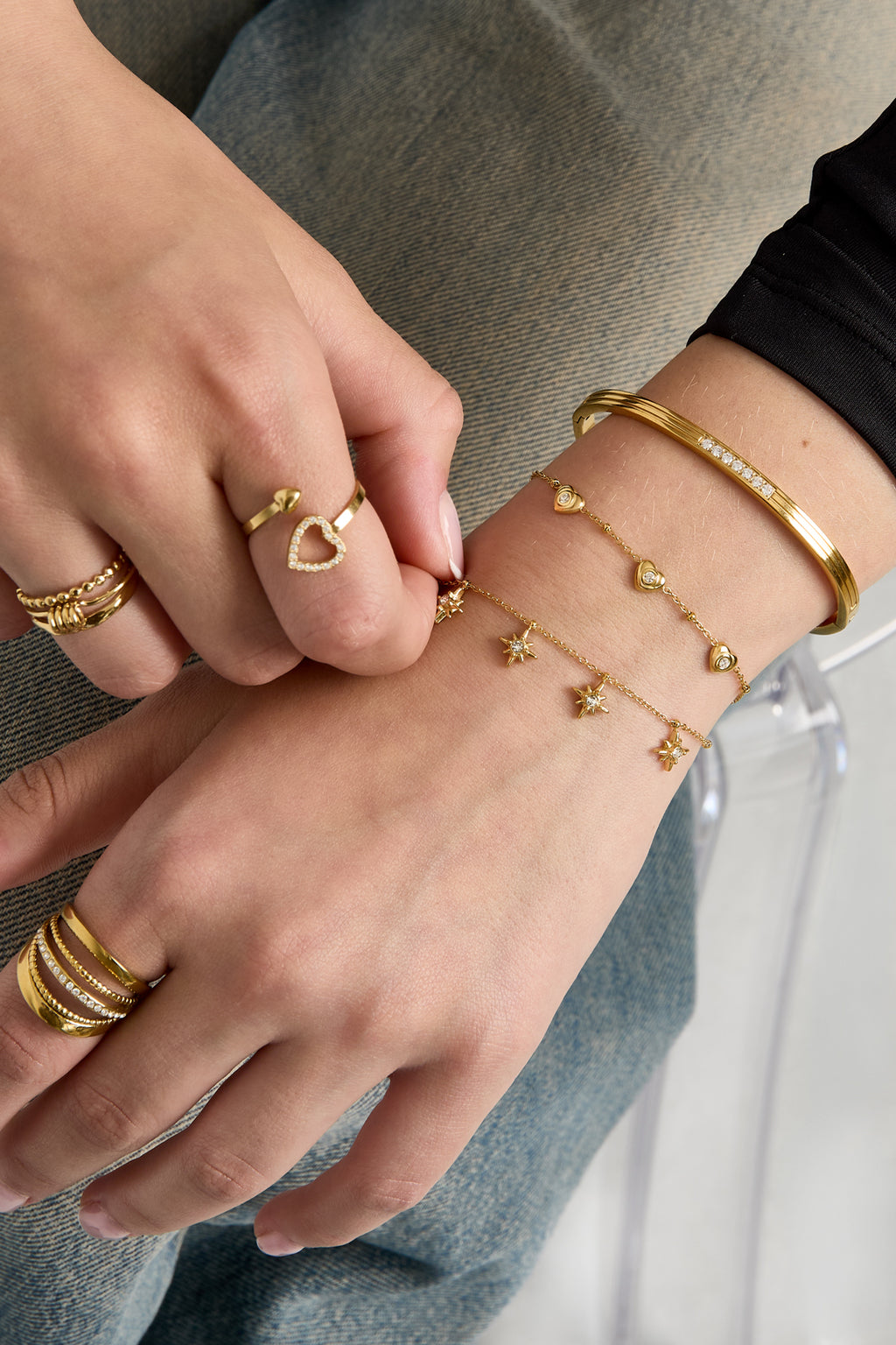 Pulsera con cuentas y corazones con piedra