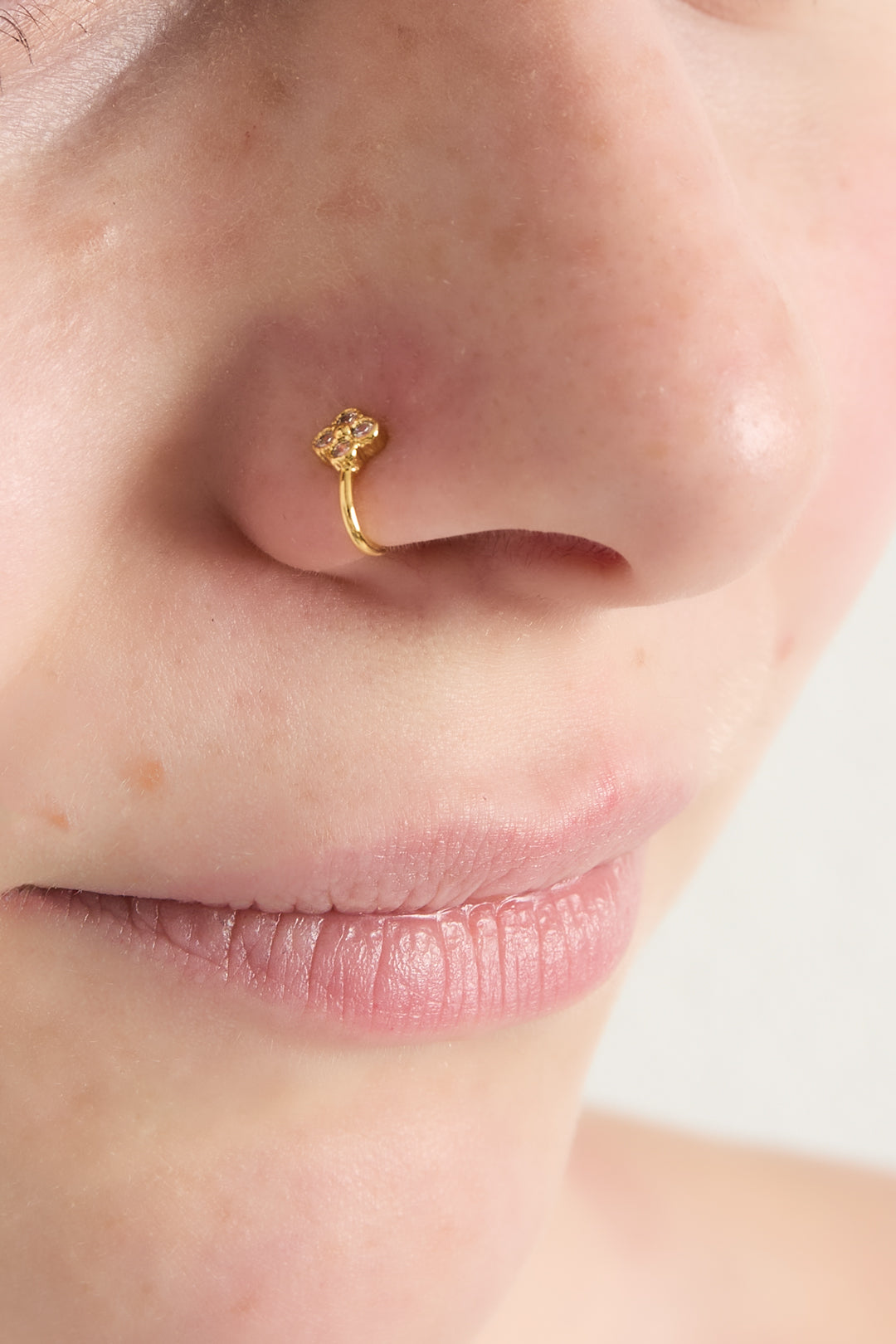 Flor para nariz y oreja
