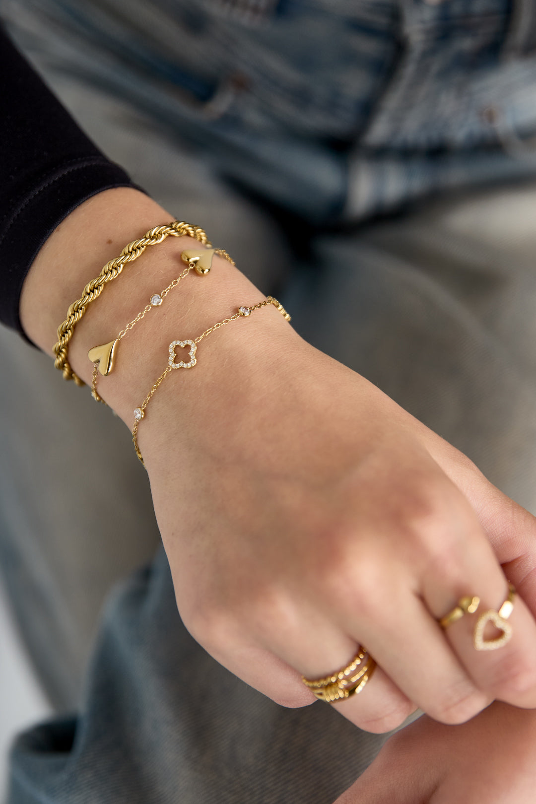Pulsera con calado e incrustaciones de tréboles y piedras.