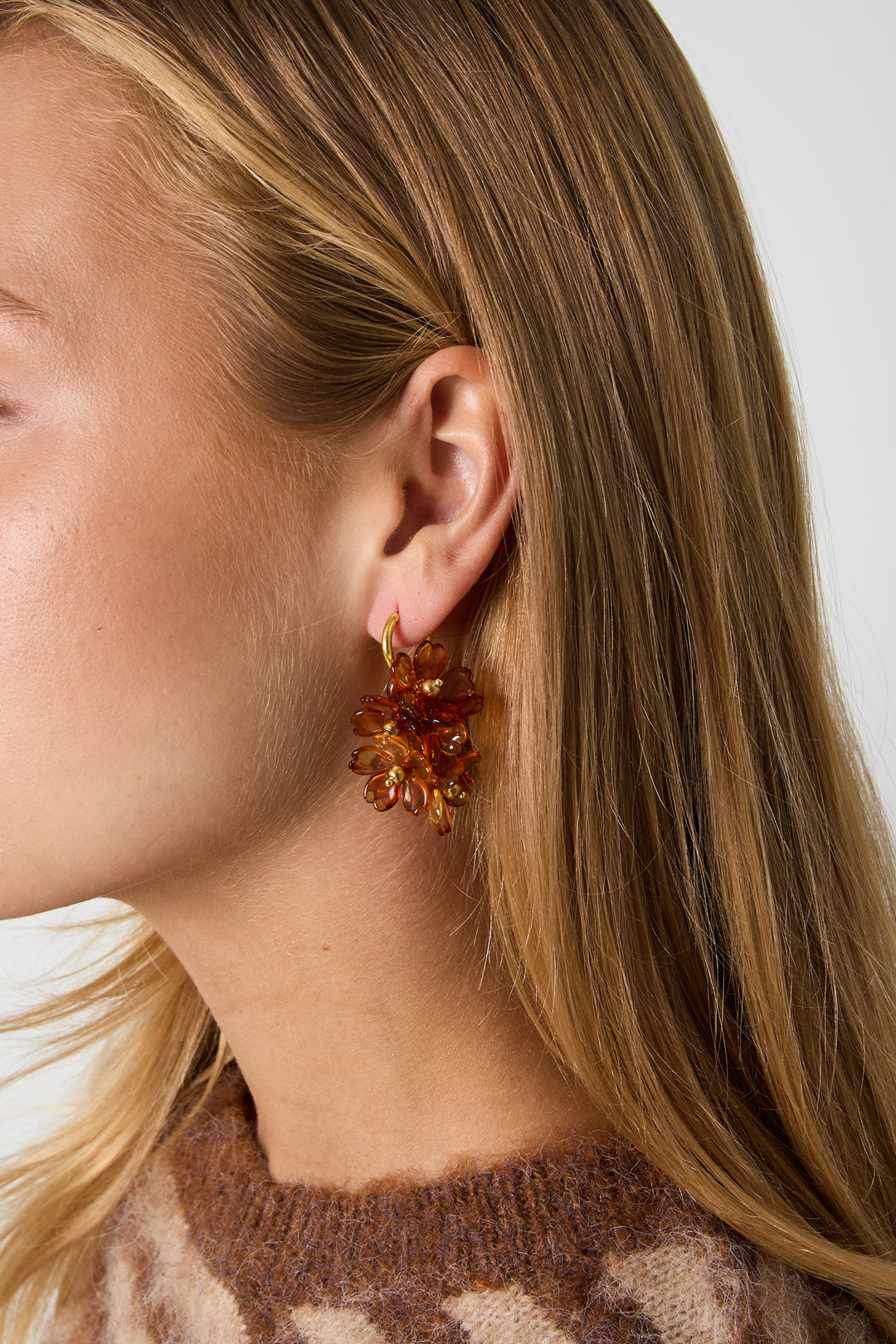 Pendientes de acero inoxidable con cuentas y diseño floral, de la serie Daily Simple. Joyería para mujer.