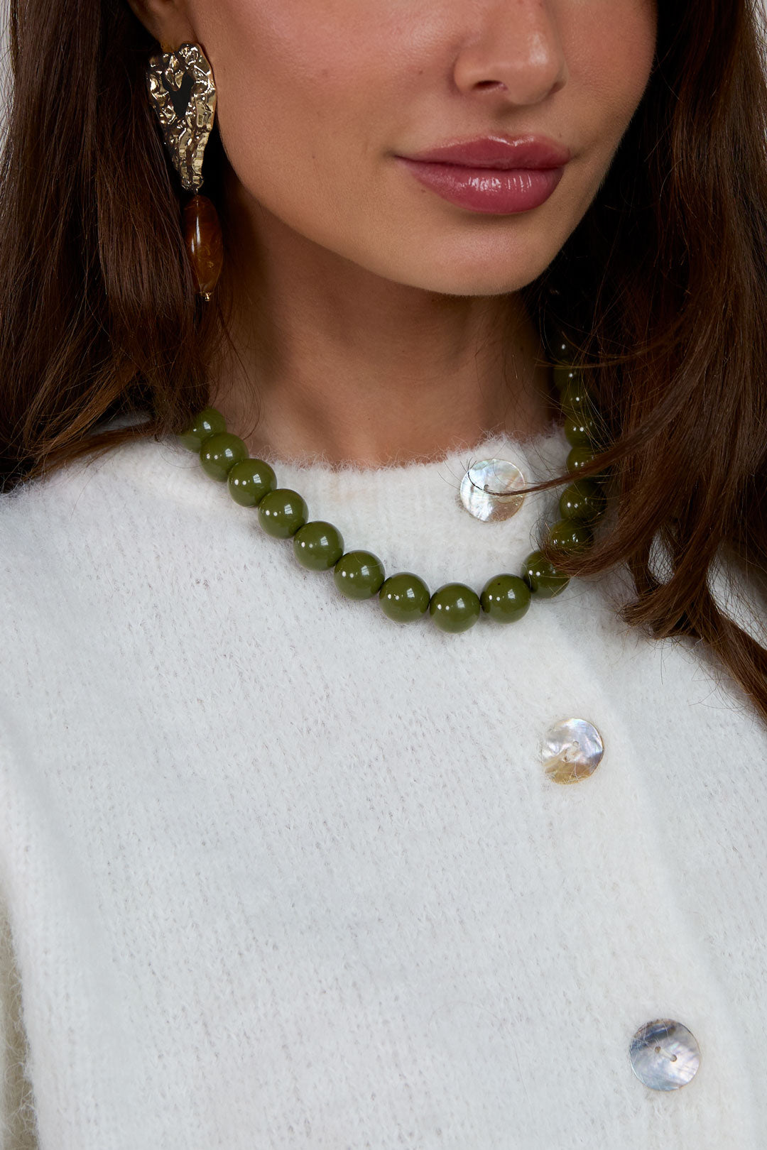 Collar con cuentas grandes y cierre frontal