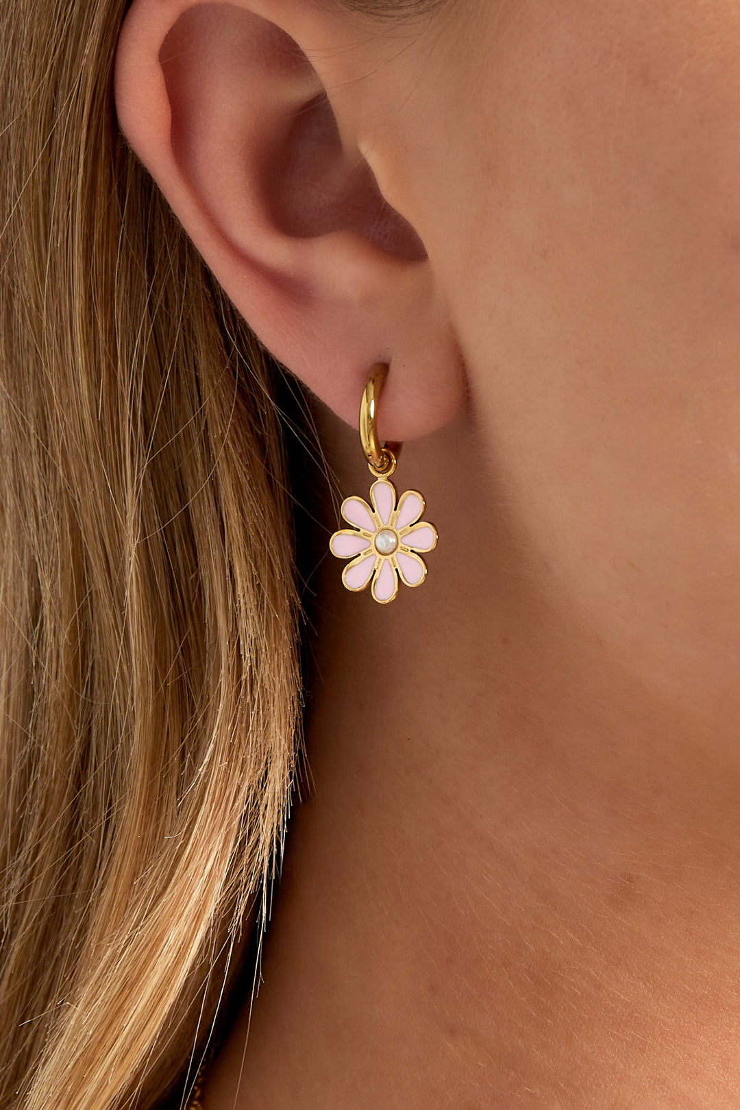 Pendientes colgantes de acero inoxidable con diseño de flores para uso diario.