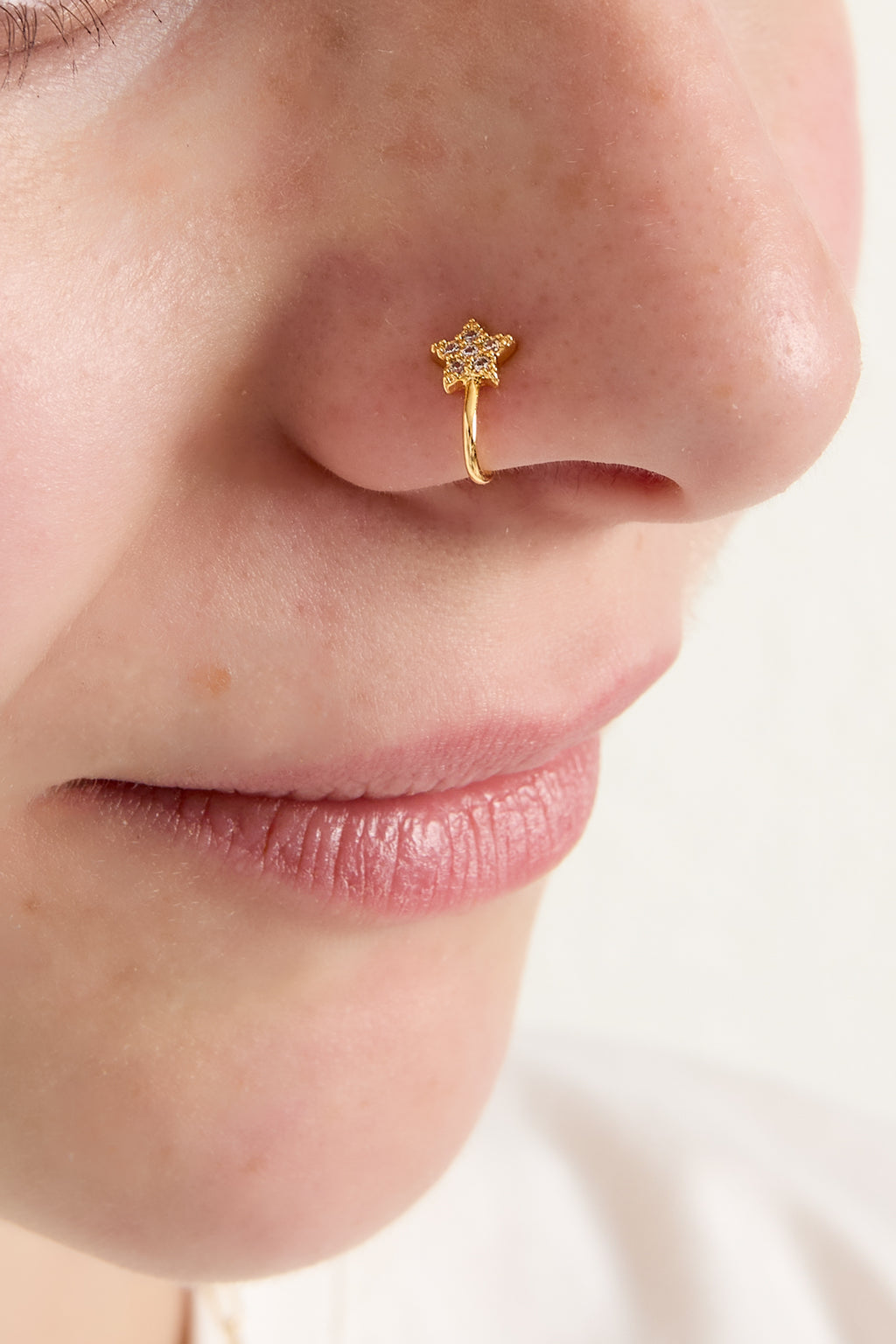 Piercing de nariz y oreja con forma de estrella