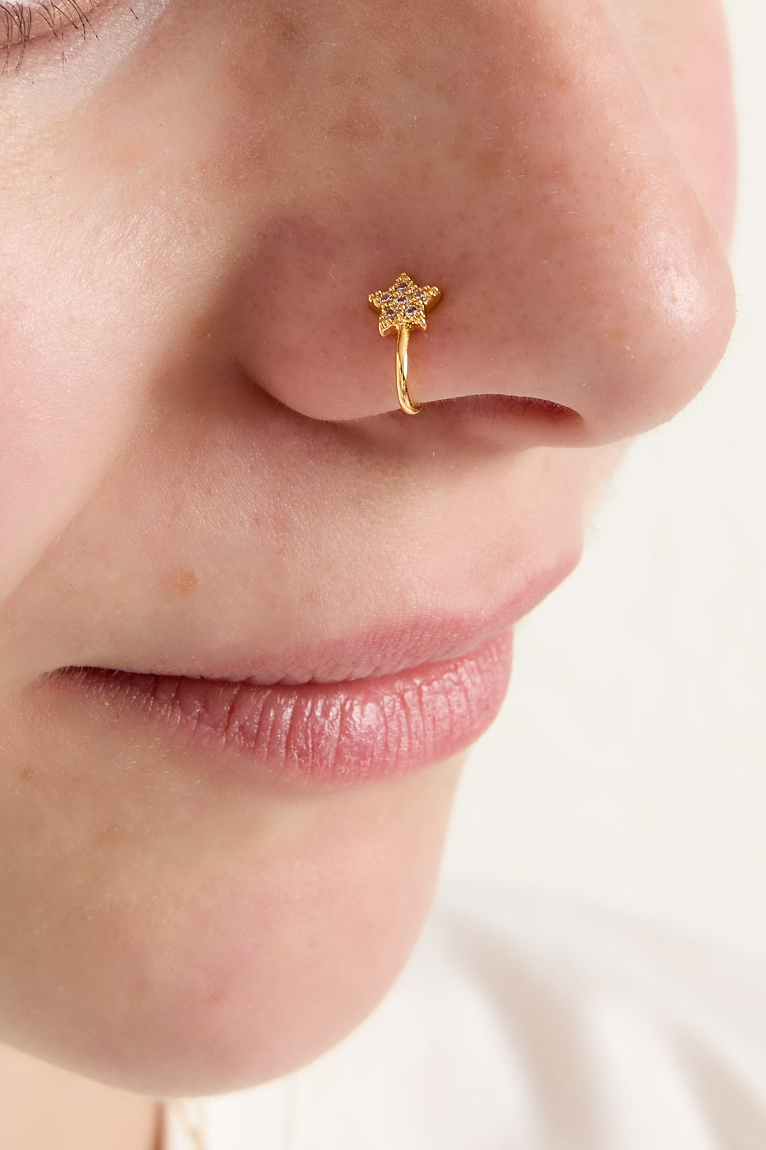 Piercing de nariz y oreja con forma de estrella