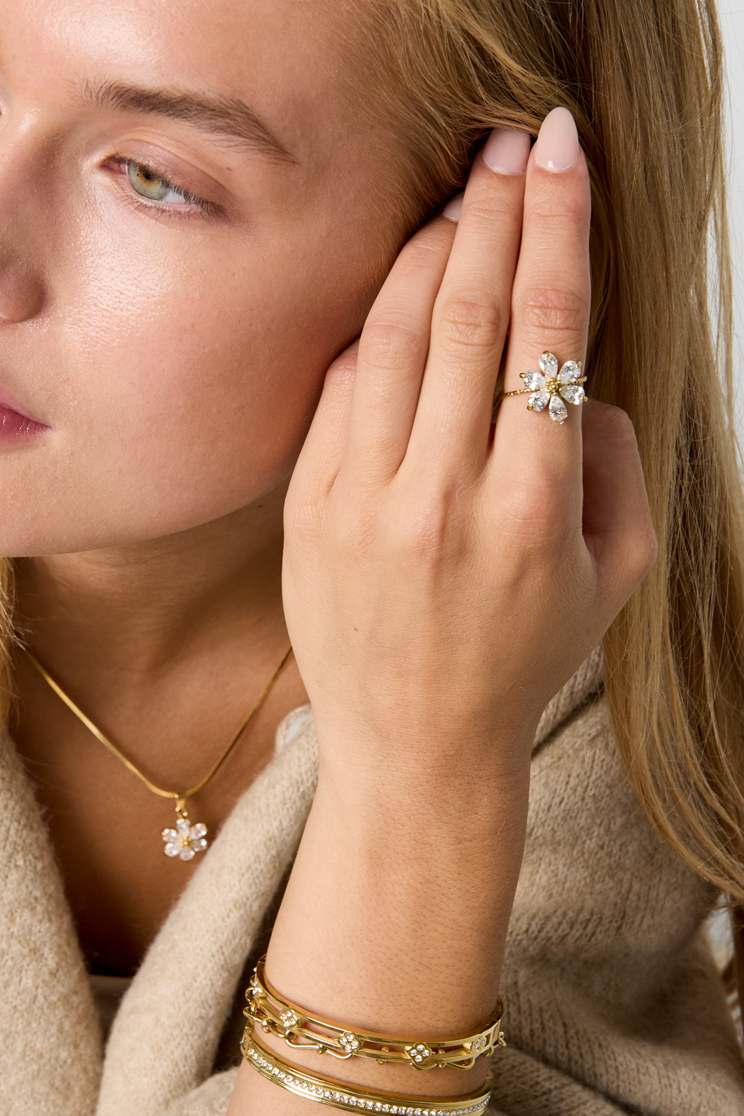 Anillos llamativos de acero inoxidable con diseño floral de la serie Simple Simple. Joyería para mujer.