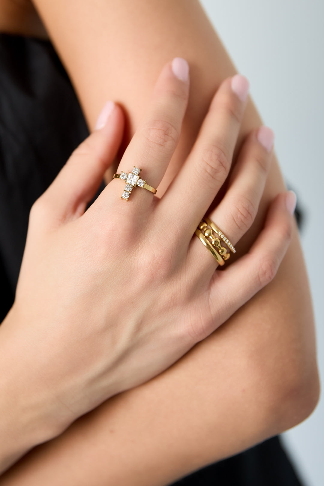 Anillos minimalistas de acero inoxidable con cruz, serie Daily Simple para mujer.