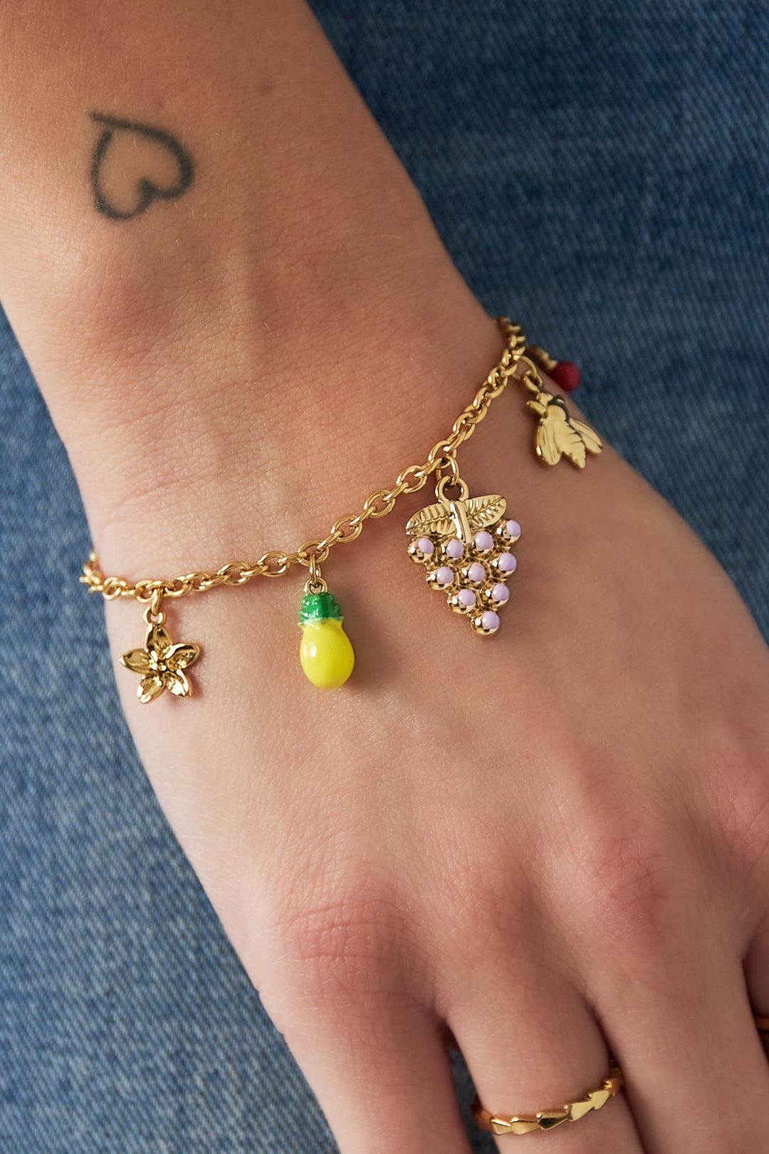 Pulsera con dijes frutales