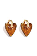 Pendientes con colgante de resina en forma de corazón con aspecto de carey.