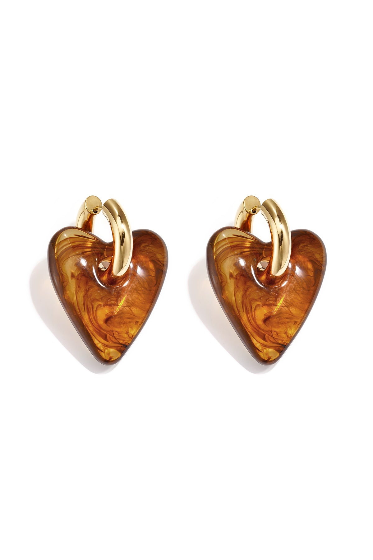 Pendientes con colgante de resina en forma de corazón con aspecto de carey.