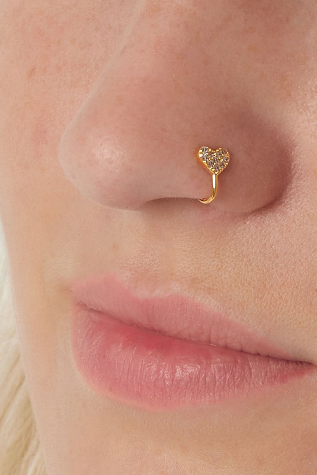 Puño de nariz y oreja con forma de corazón