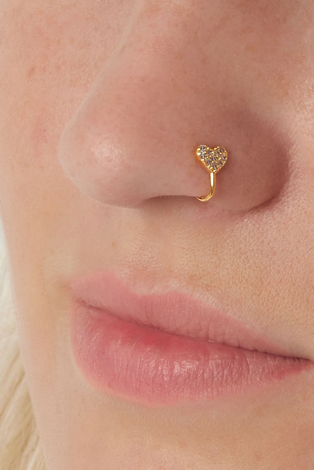 Puño de nariz y oreja con forma de corazón
