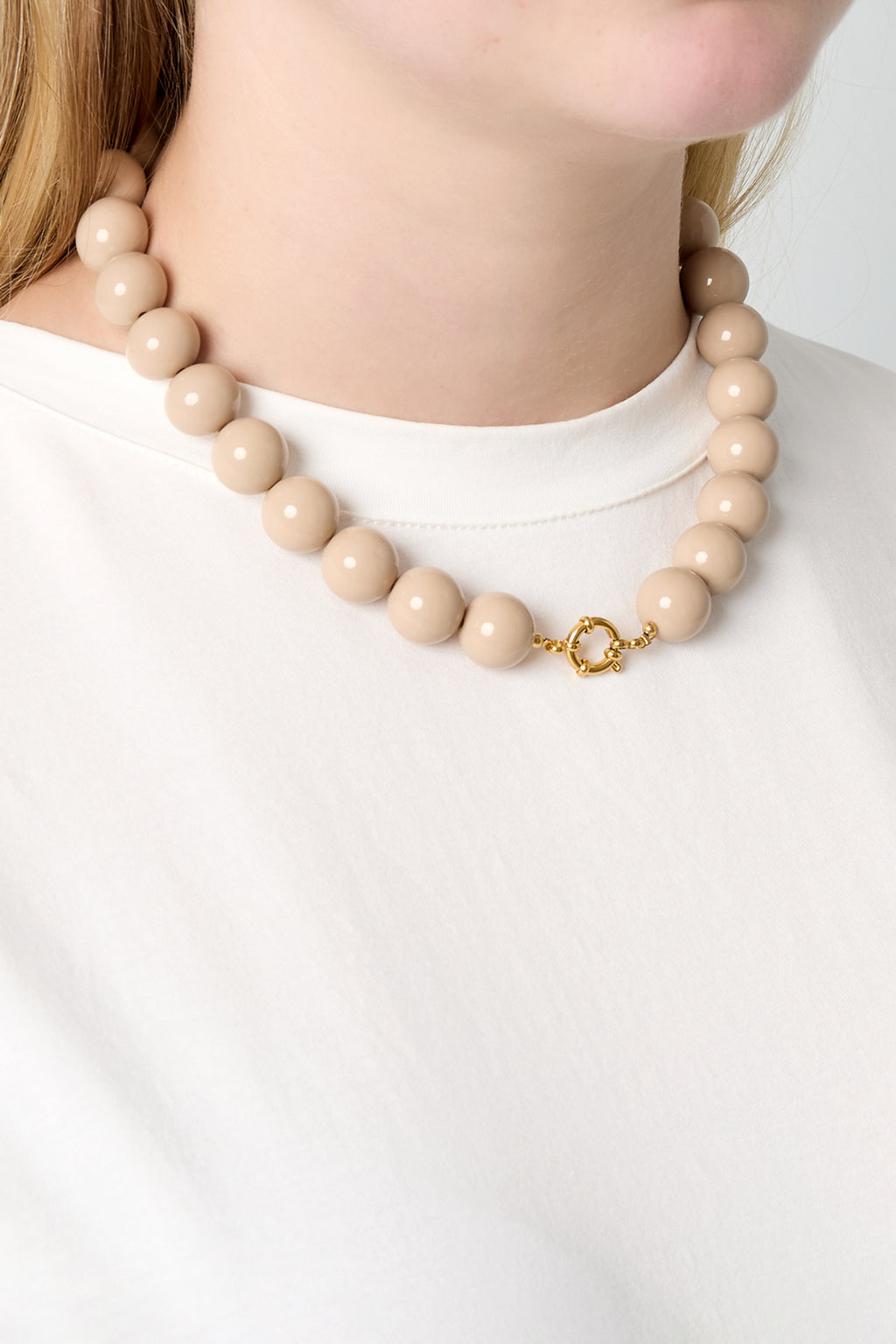 Collar con cuentas grandes y cierre frontal