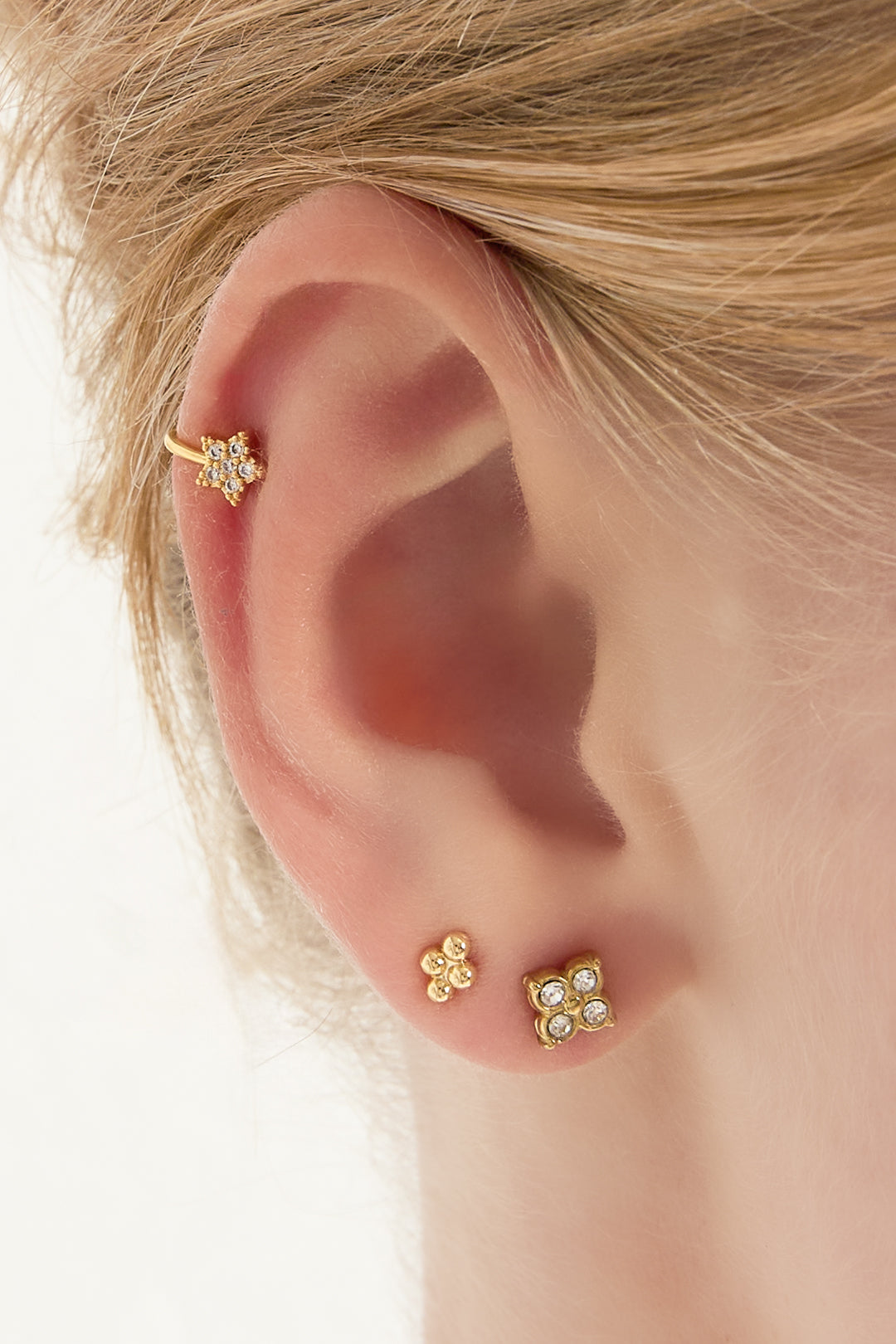 Piercing de nariz y oreja con forma de estrella