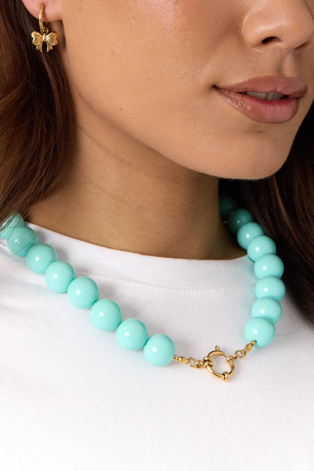 Collar con cuentas grandes y cierre frontal