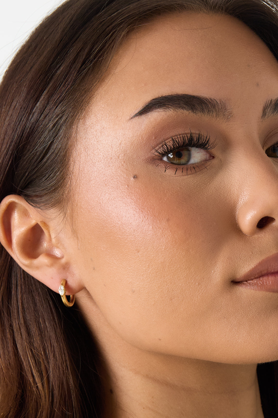 Pendientes pequeños con piedra en forma de marquesa