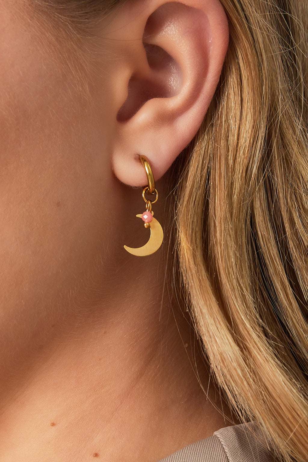 Pendientes con dije de luna y cuentas de colores