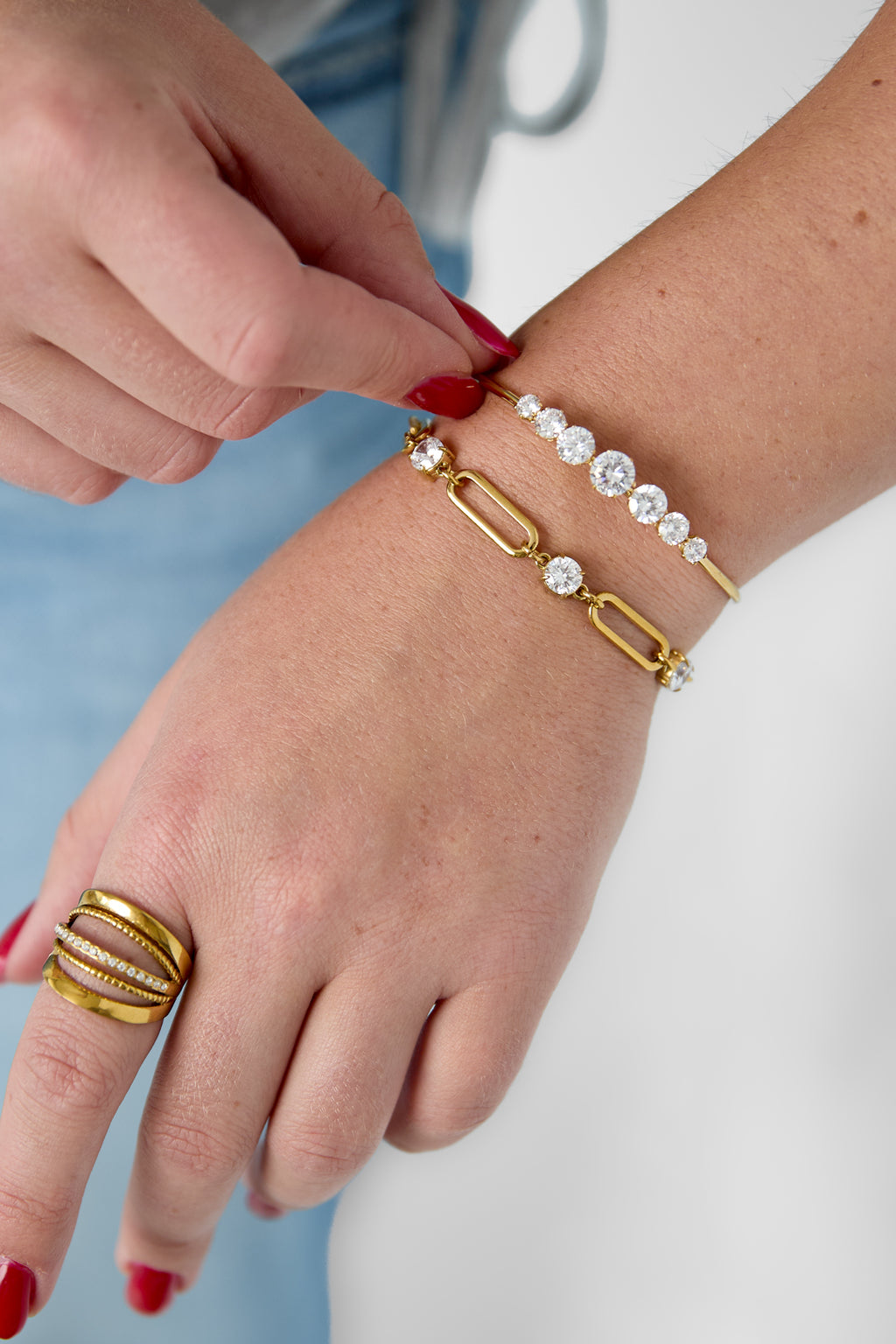 Pulseras de acero inoxidable con diseño circular sencillo para uso diario. Joyería para mujer.