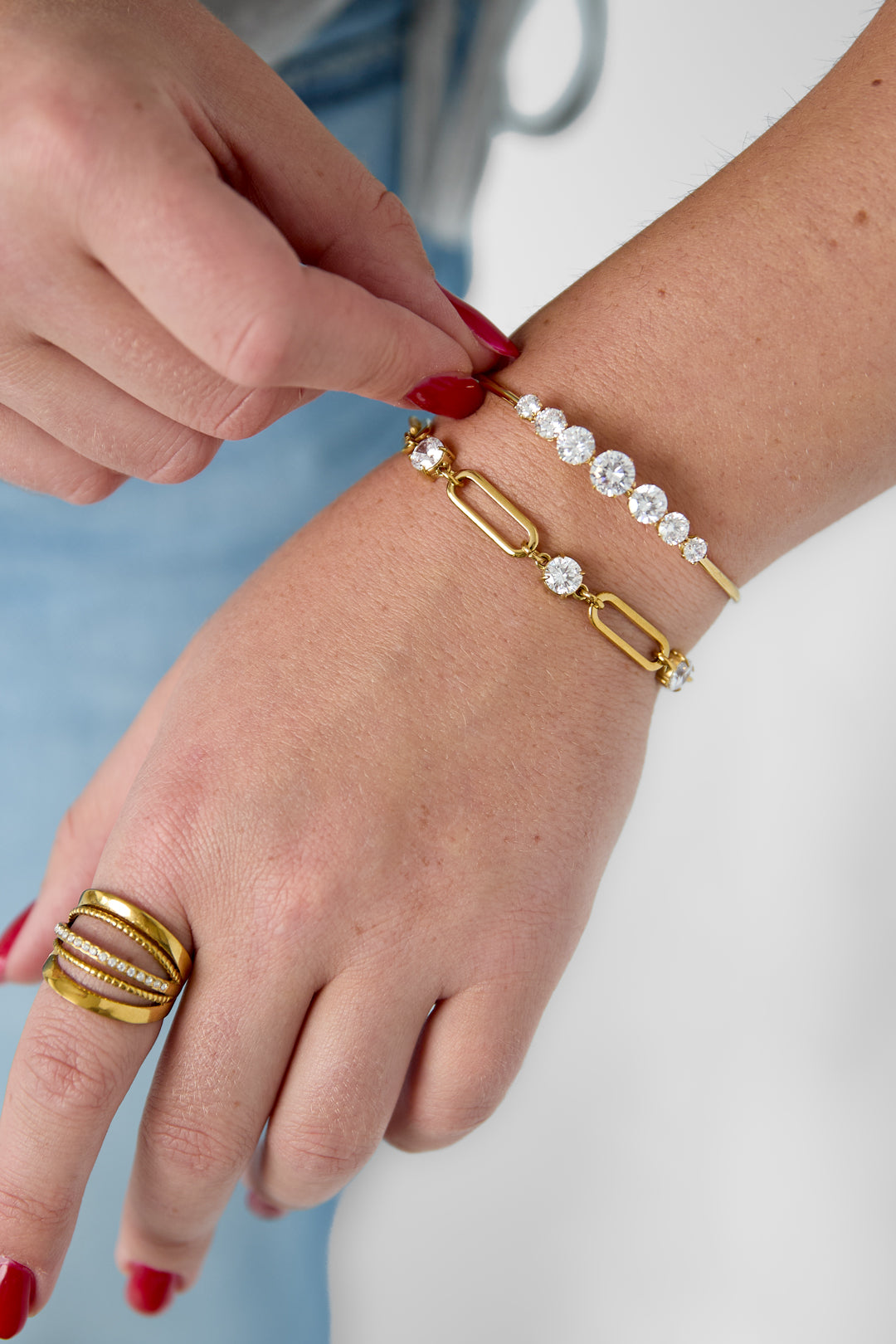 Pulseras de acero inoxidable con diseño circular sencillo para uso diario. Joyería para mujer.