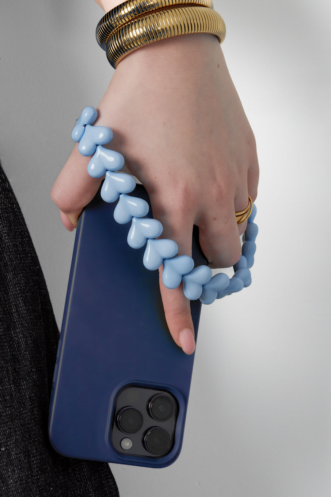 Cables telefónicos con forma de corazón