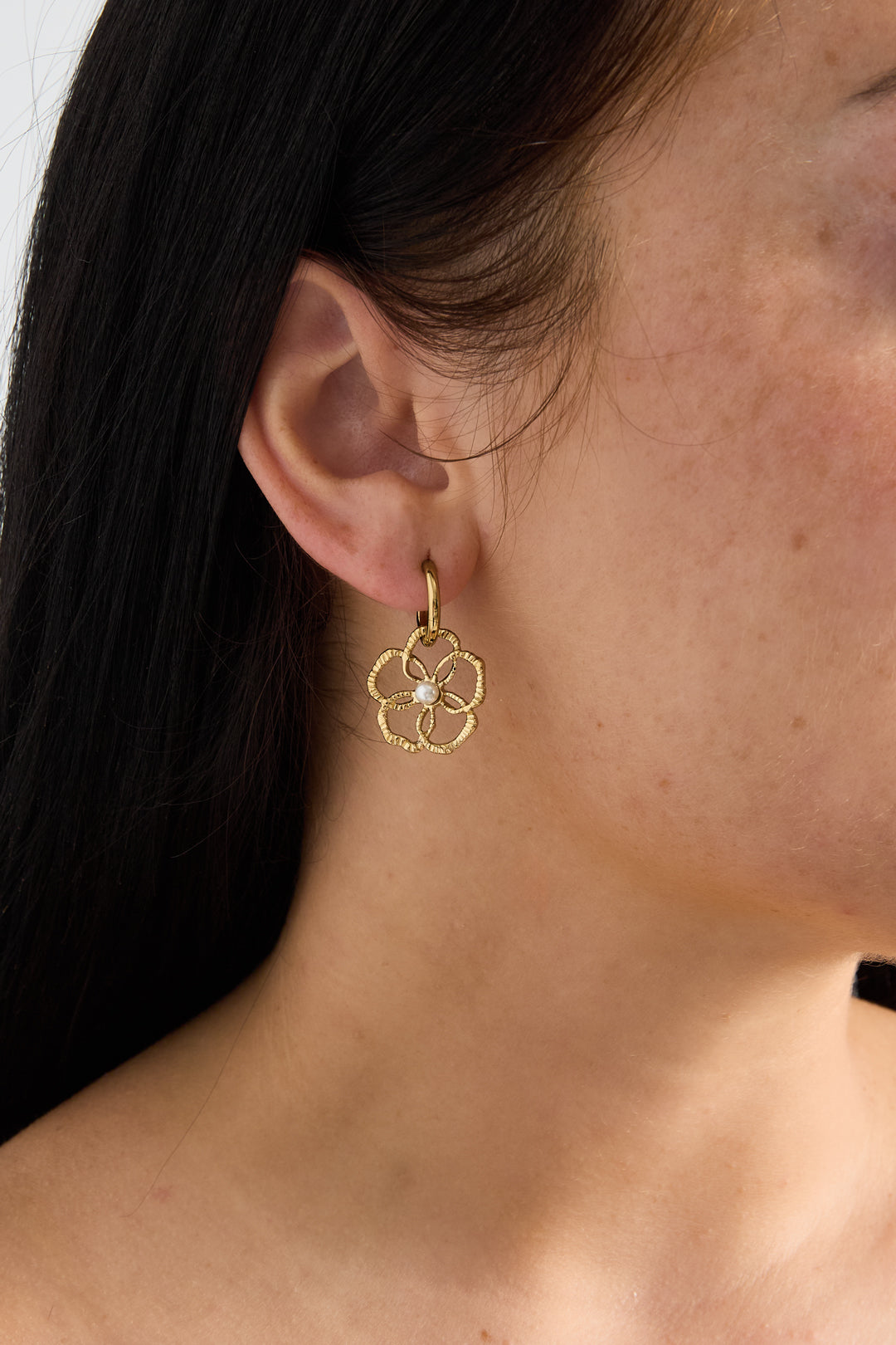 Pendientes colgantes de acero inoxidable chapados en oro de 14 quilates con diseño floral, estilo sencillo para el día a día. Joyería para mujer.
