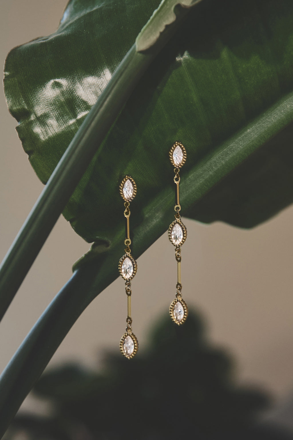 Pendientes colgantes de acero inoxidable con forma elíptica, ideales para reuniones informales o fiestas. Colección sencilla para mujer.
