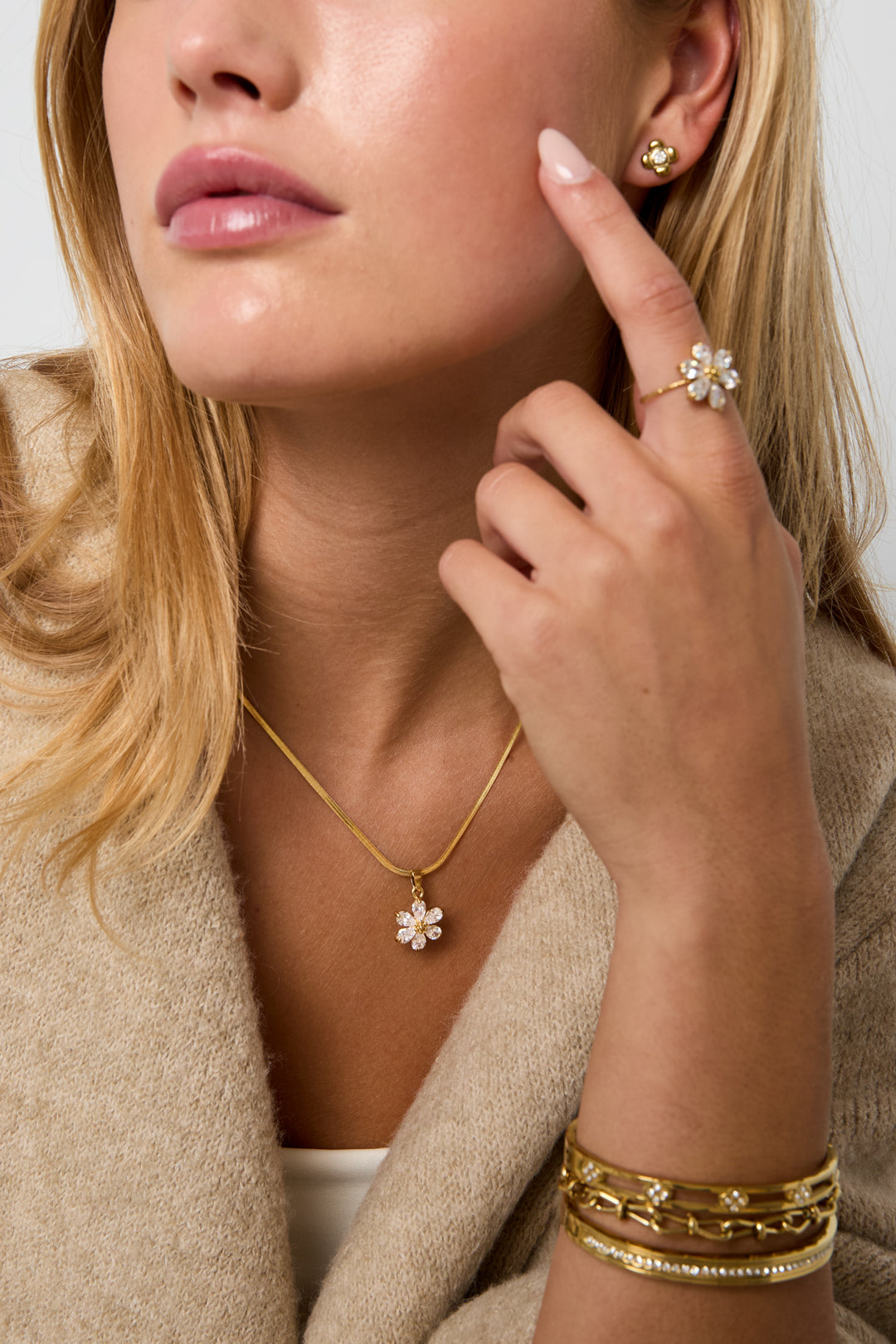 Collares con colgante de acero inoxidable con diseño floral sencillo de la serie Daily Simple para mujer.