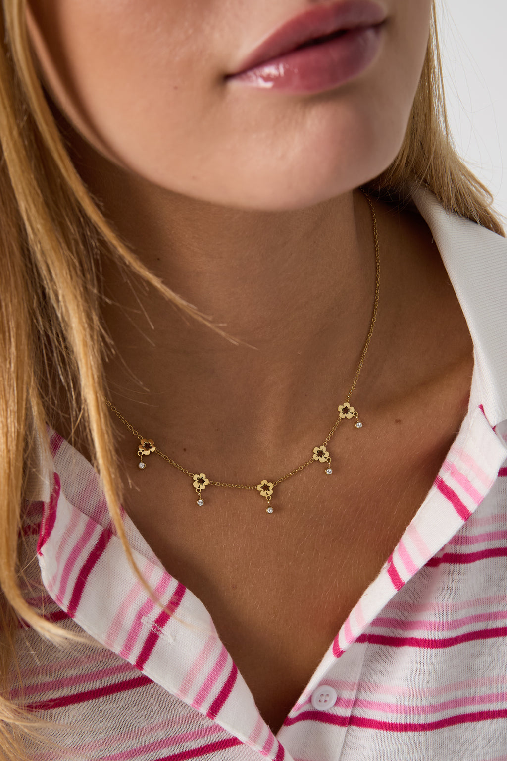 Collares con colgante de acero inoxidable con diseño floral sencillo de la serie Daily Simple para mujer.