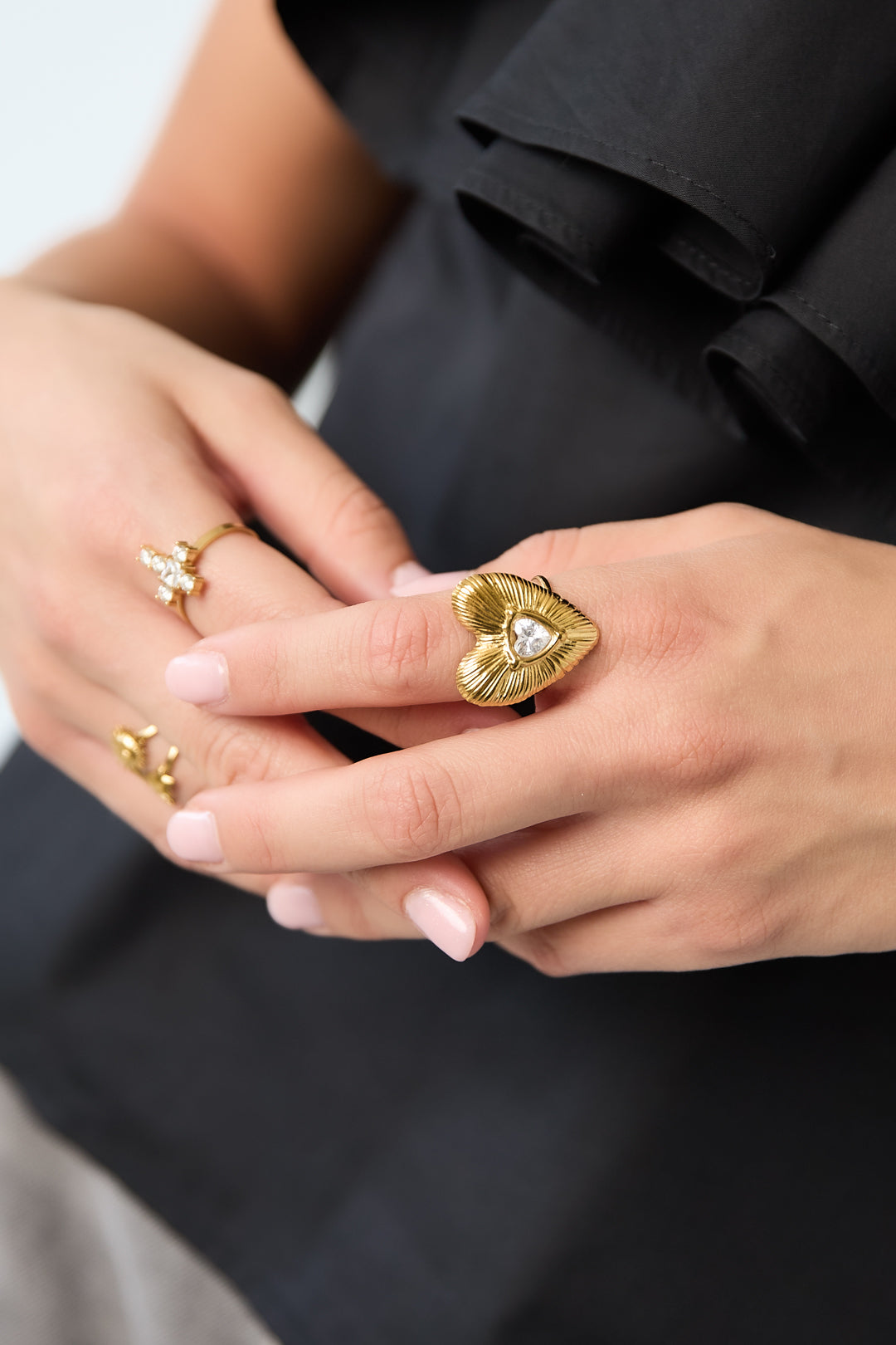 Anillos llamativos de acero inoxidable chapados en oro de 14 quilates con forma de corazón, de la serie Simple Daily Simple para mujer.
