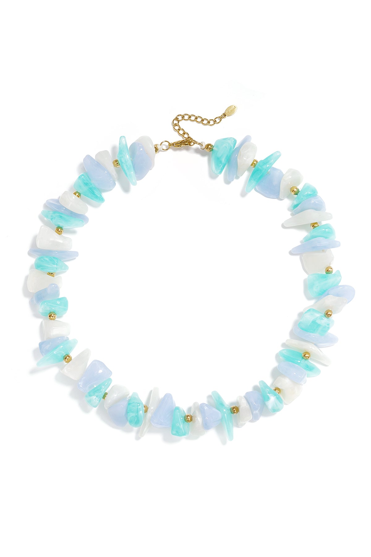 Collar de cuentas con piedras de diferentes formas y colores.