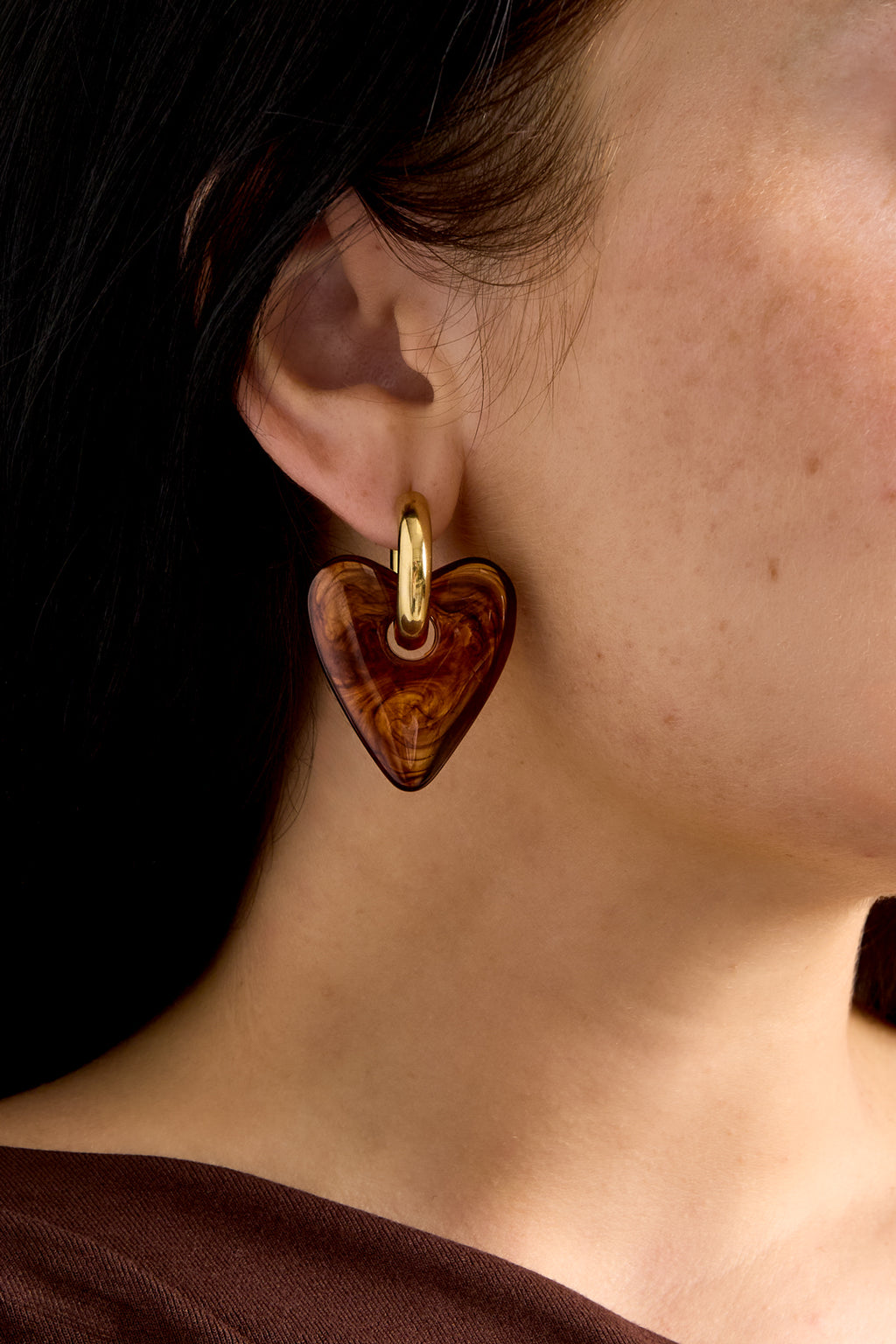 Pendientes con colgante de resina en forma de corazón con aspecto de carey.