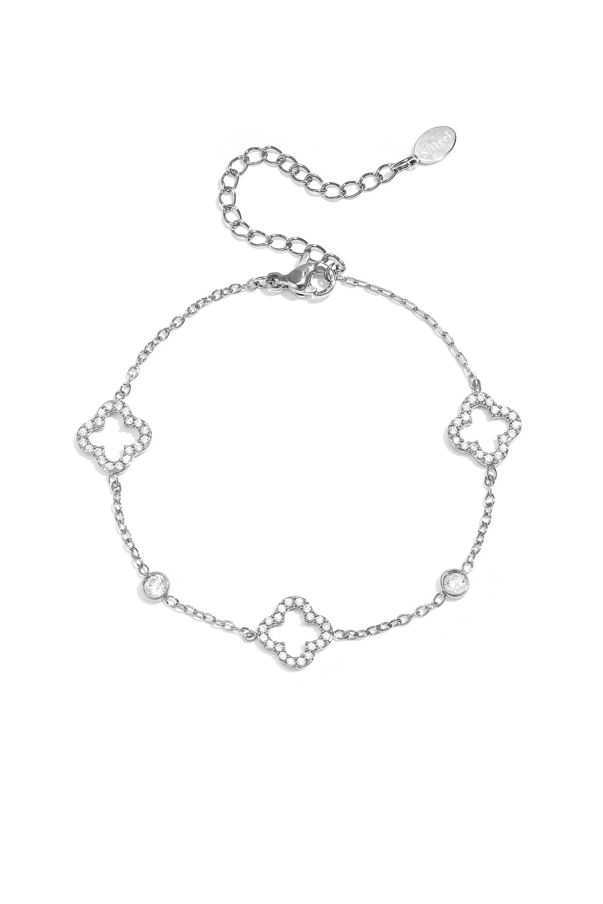 Pulsera con calado e incrustaciones de tréboles y piedras.