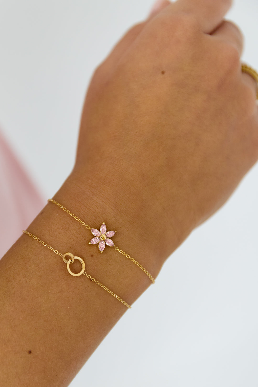 Pulsera con flor de pedrería